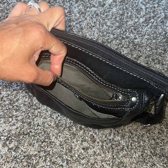 The Sak Pebbled Leather Crossbody Bag black - Picture 6 of 13